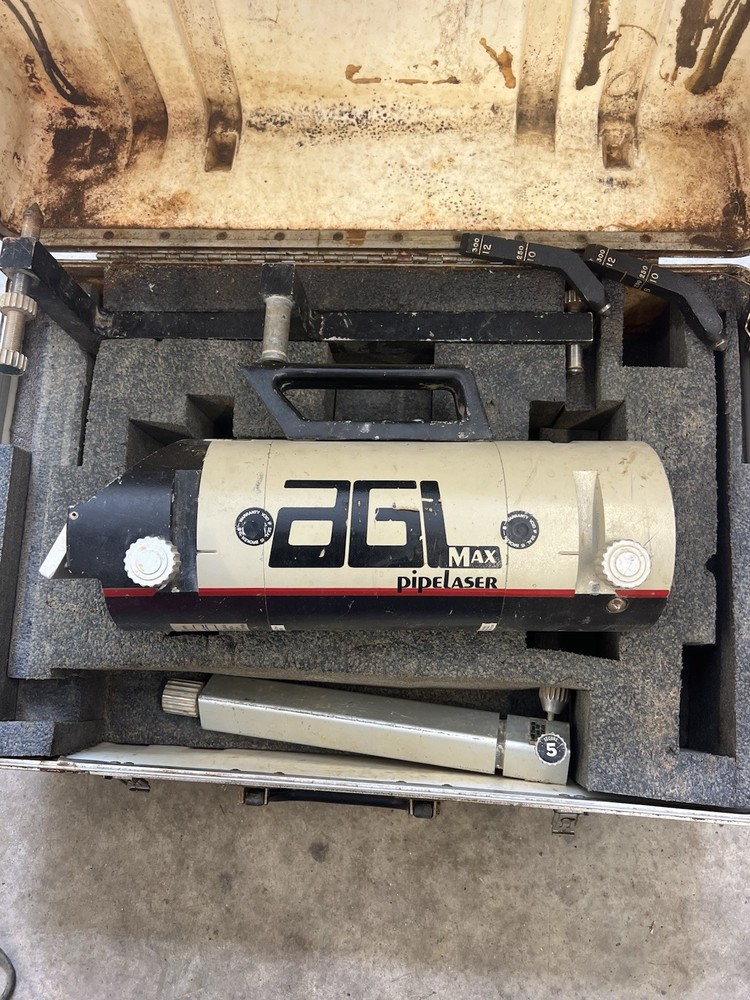 AGL MAX Model Max Red Beam Pipe Laser  w/Accessories & Case