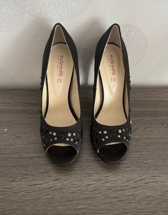 Estrada Neckline Size 40