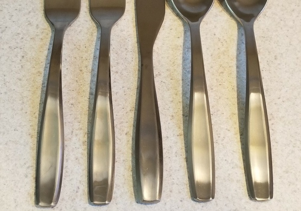 GOURMET SETTINGS STAINLESS FLATWARE VAULT 5 MISC PIECES