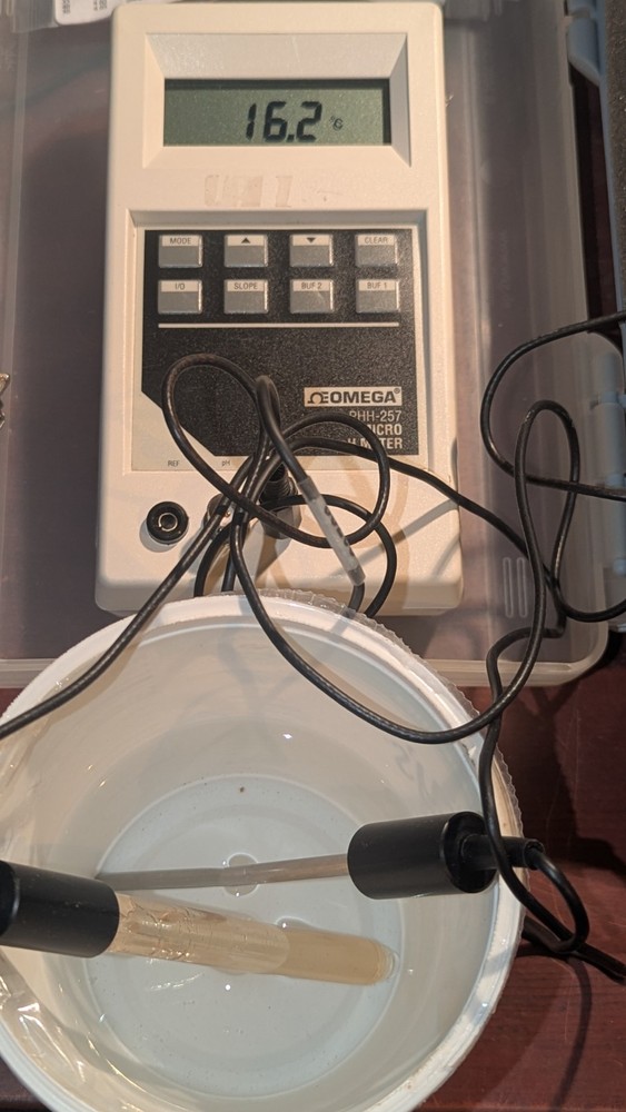 Omega PHH-257 Microprocessor PH Meter w Case & Probes READ CONDITION