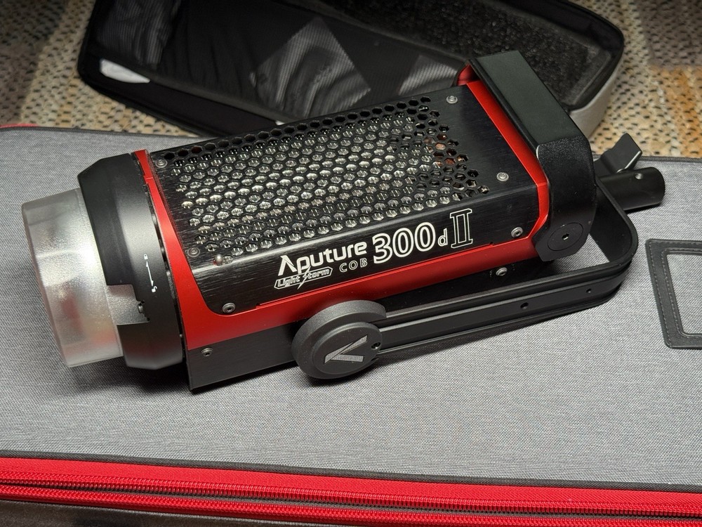 Aputure LS C300d II LED Light Kit With Case