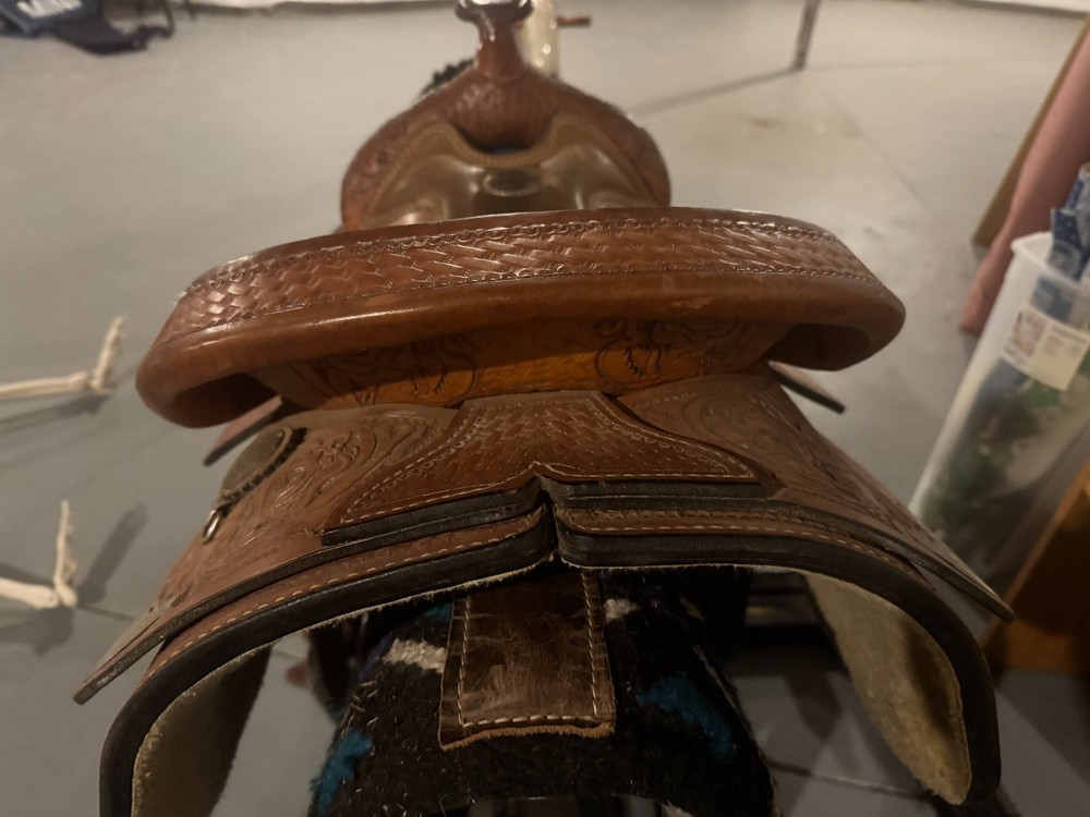 Western Saddle 17 inch , beautiful tooling