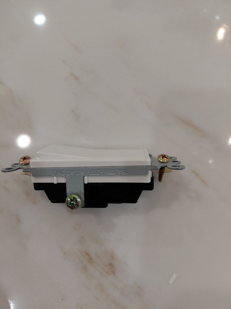 4 On/Off Grounded Switch (White) Mfg. 610751