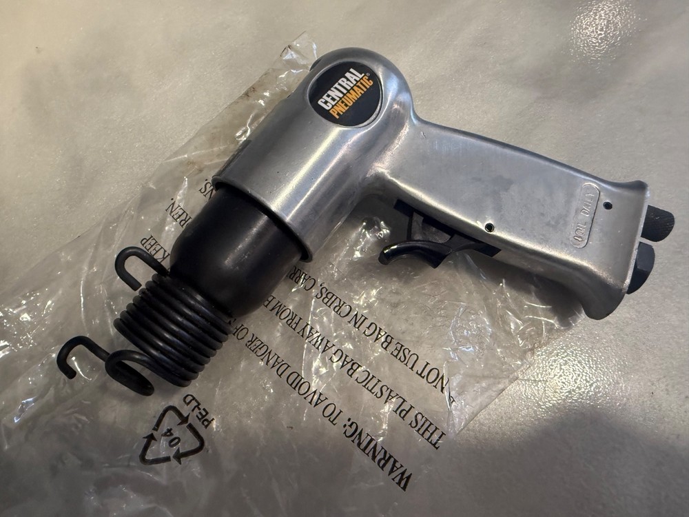 new central pneumatic air hammer chisel new 92037 with bits tools