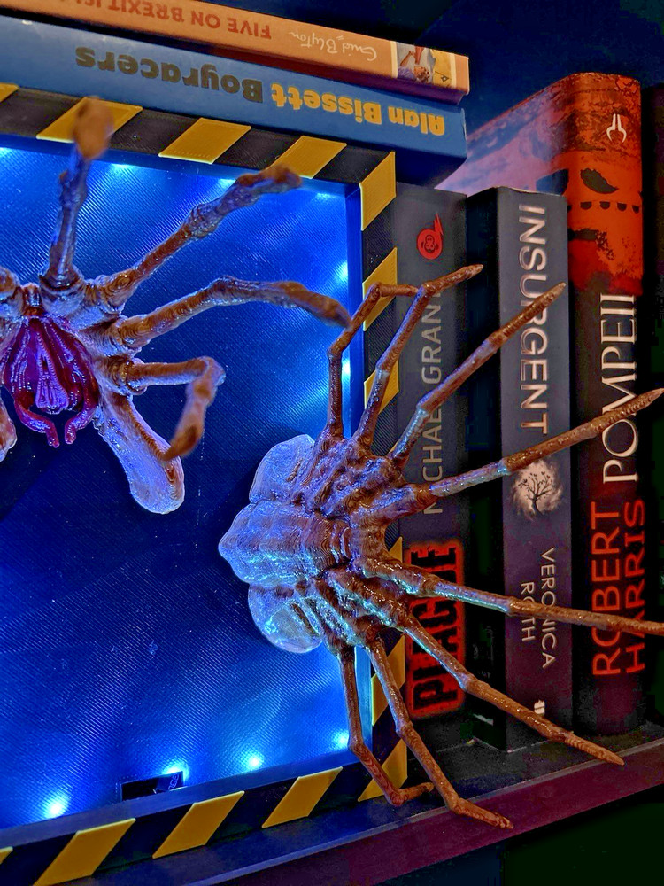 Alien Facehugger Book Nook LED Remote Control 16 Colour