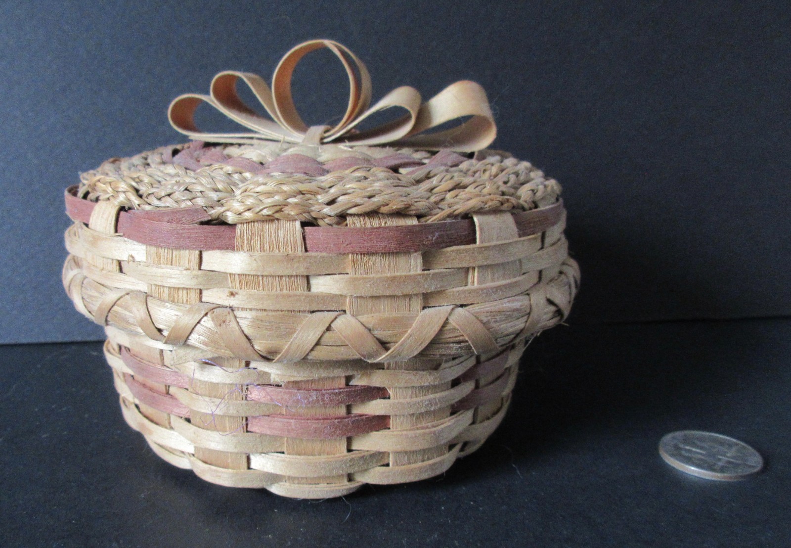 Sm Rnd lidded Wabanaki Ash Basket w/bow ribbon handle -rose dye: D Campbell 1998
