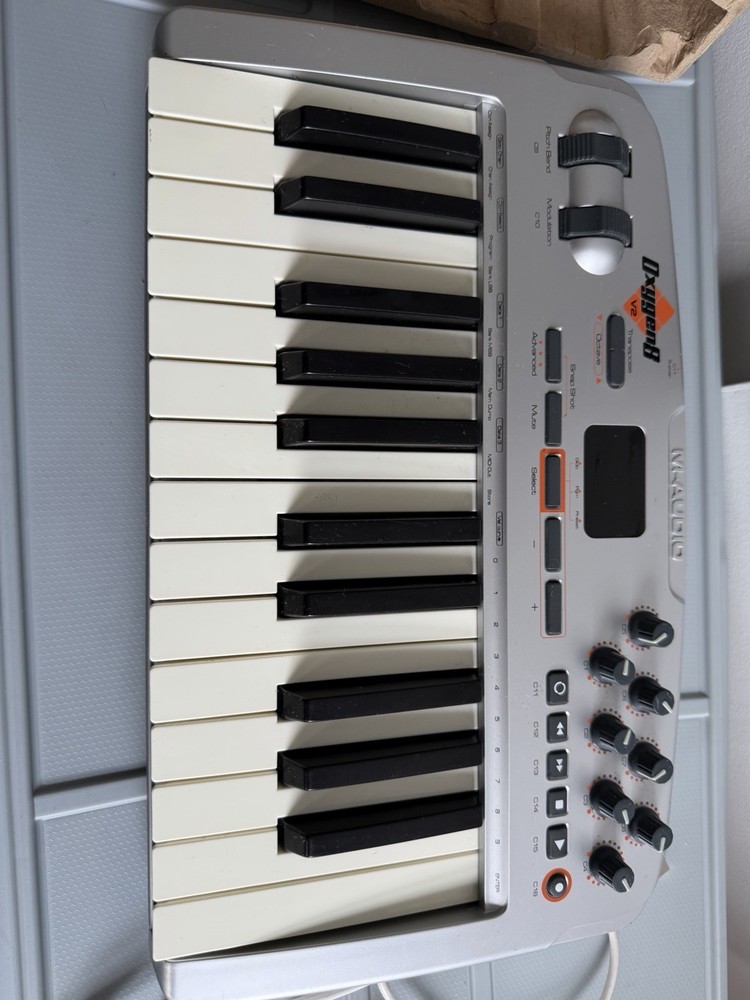 M-Audio Oxygen 8 v2 25-Key USB MIDI Keyboard Controller, LED Display