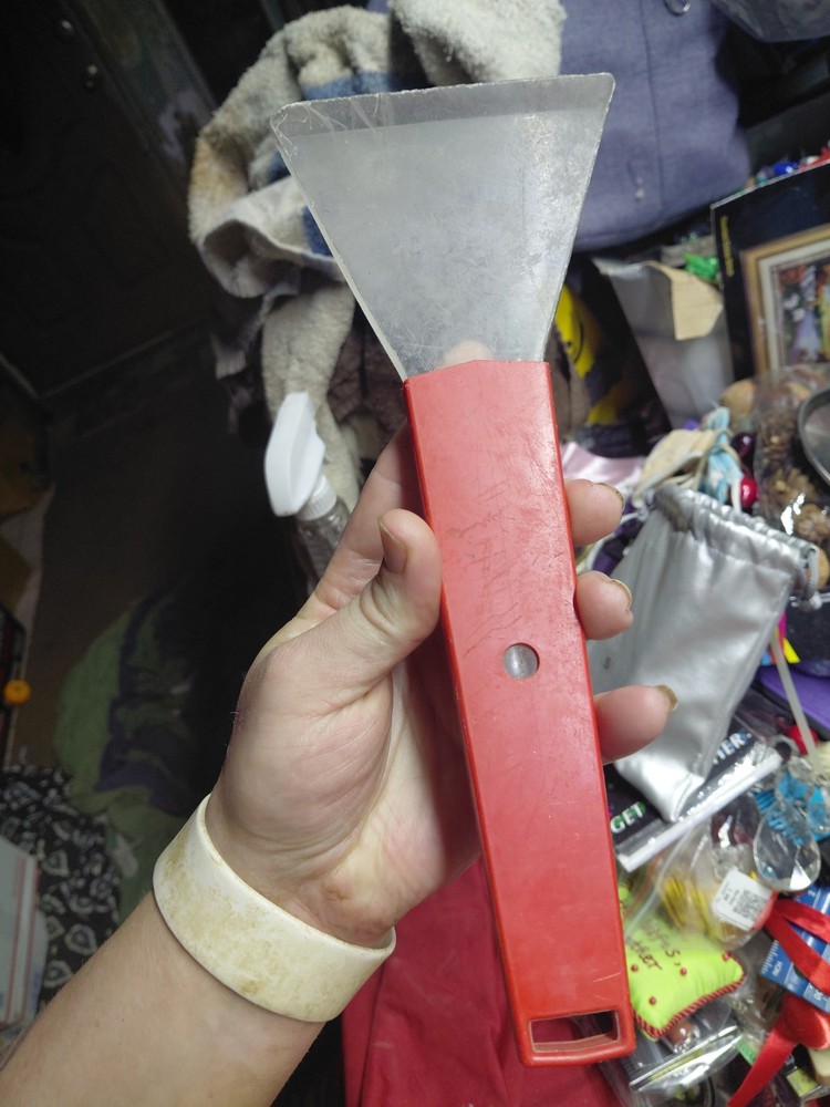 Osrow ice scraper, featuring a thick plastic blade 10" Red