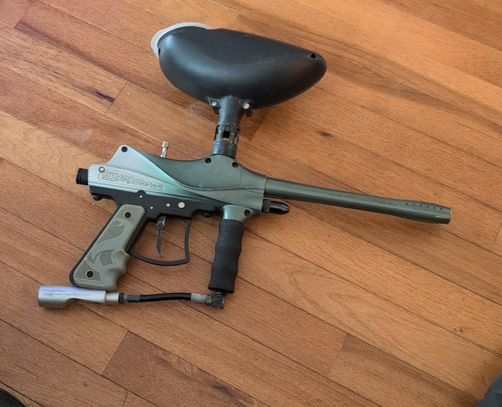 CO2 Stryker S Paintball Marker 68 Caliber Includes Loader Used Untested