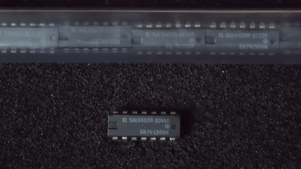 Quantity 10 - Texas Instruments SN74LS00N Quad 2-Input NAND Gate DIP14 - New