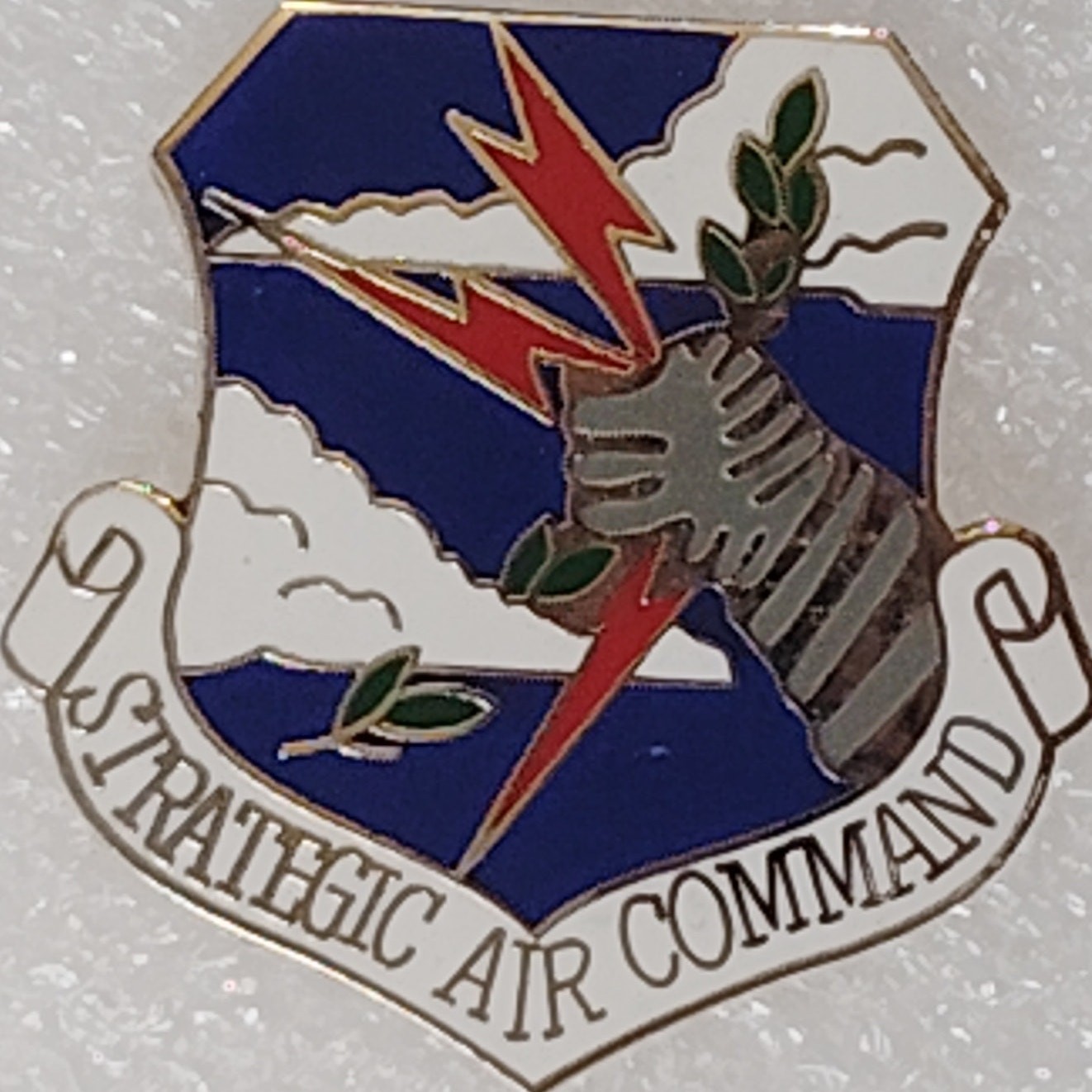 USAF Strategic Air Command Crest Novelty Hat/Lapel/Brooch Pin, Enamel Metal