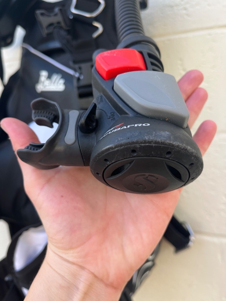 Scubapro Bella BCD Buoyancy Control Device with AIR2 Size Small - USED