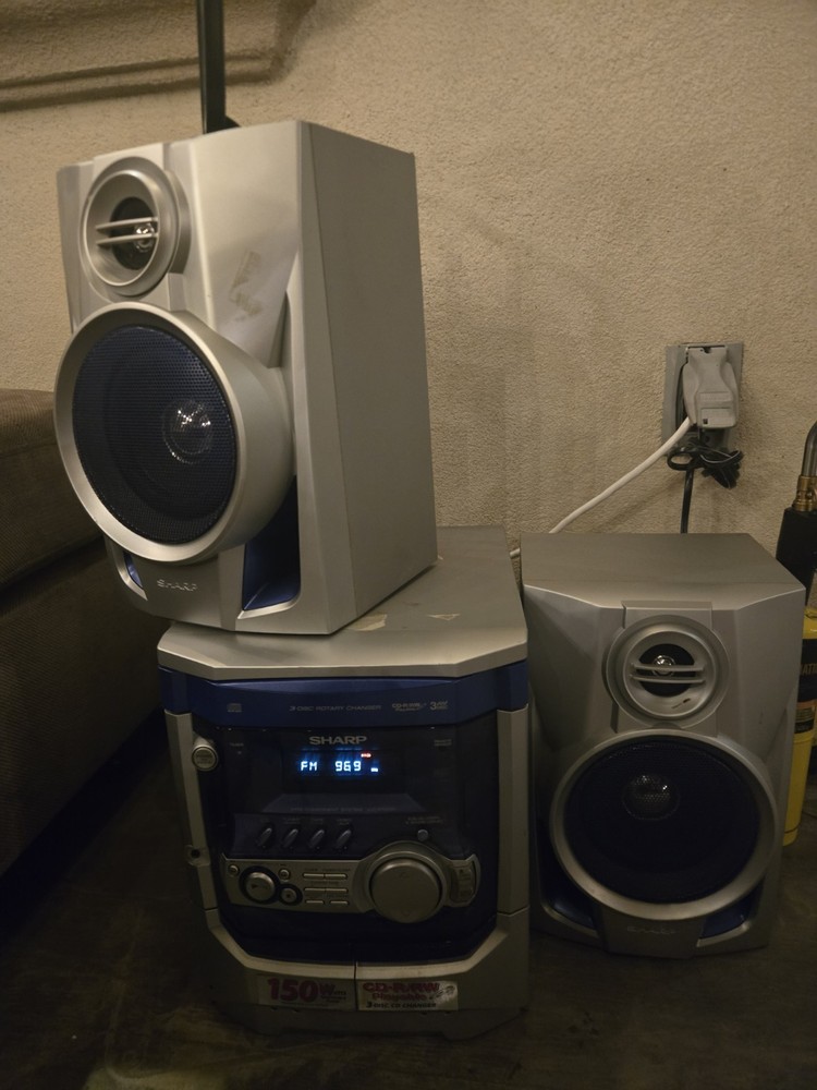 Sharp CD-XP200 Mini Component System with 3-Disc CD Changer and Speakers