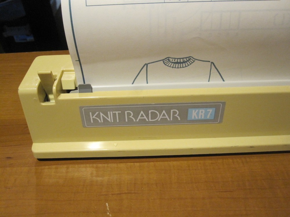 Silver Reed Singer Studio Knitting Machine Knit Radar KR-7 with Patterns, Extra