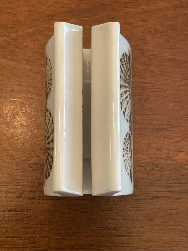 The Indispensable Dispenser Toothpaste Squeezer Germany with Shell Design Beach