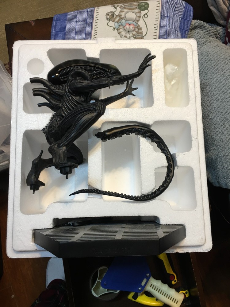Eaglemoss Aliens "Mega Special Issue 8 - Alien Vent Attack Xenomorph" with box