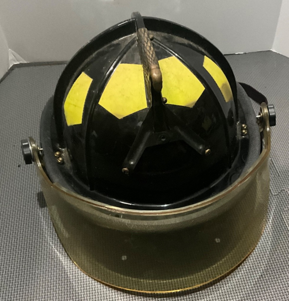 VINTAGE 2003 UST FIREDOME SERIES FIRE HELMET