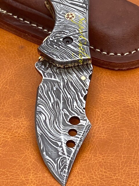 STUNNING SOLID FULL DAMASCUS STEEL ENGRAVED FOLDING KNIFE WITH BRASS FILE WORK