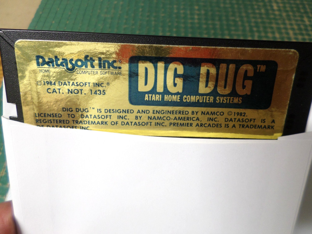 5.25" Floppy - ATARI & COMMODORE 64 - DIG DUG - 1984 DATASOFT