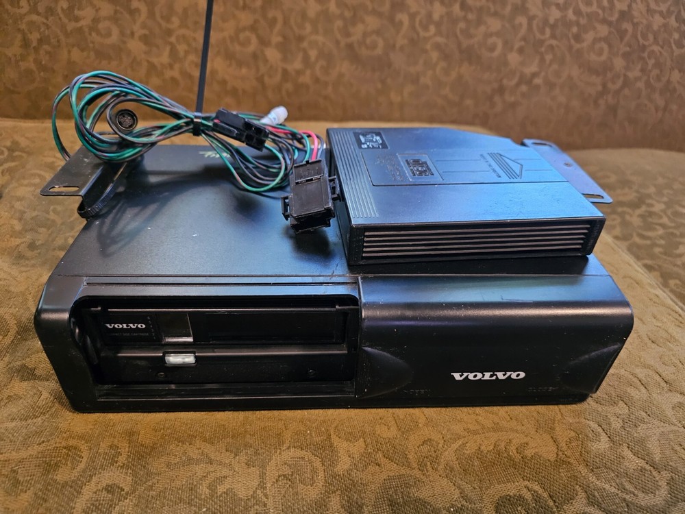 VOLVO Disc CD Changer W/ TWO MAGAZINES 9148791  Stereo System