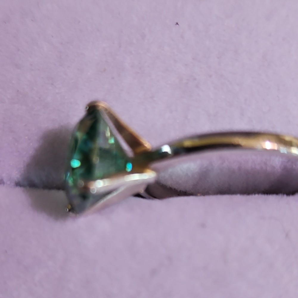 3.20ct Treated Blue-Green Diamond Ring - Platinum Setting. 3.9gr