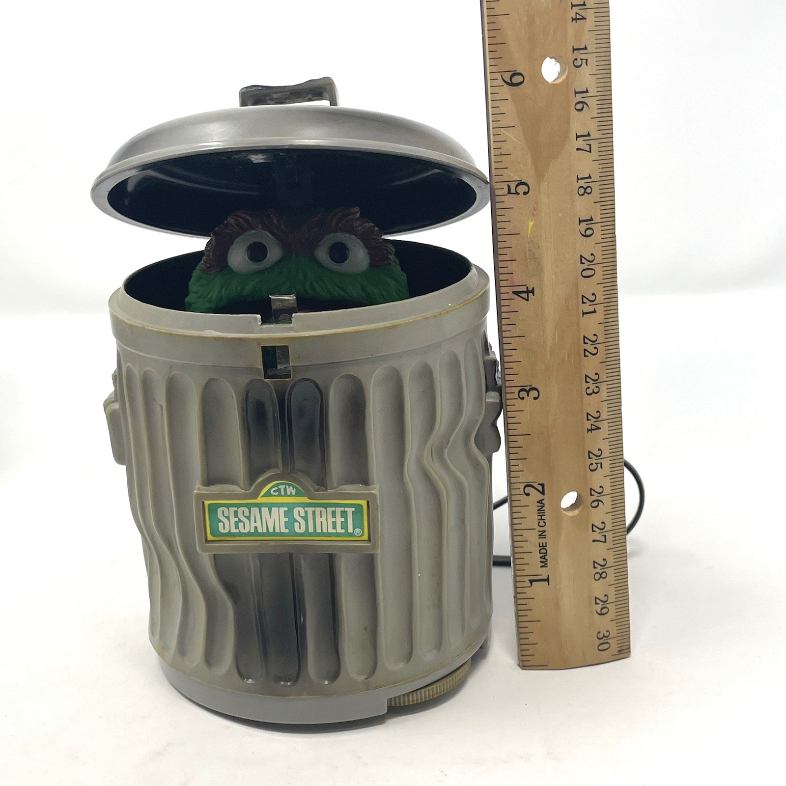 Vintage Sesame Street Oscar the Grouch Trash Can AM Transistor Radio 1970s w/Box