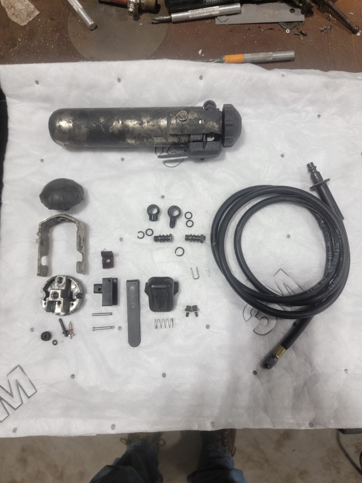 SEMCO Model 250 Pneumatic Sealant Tool 6 oz. Retainer & Hose