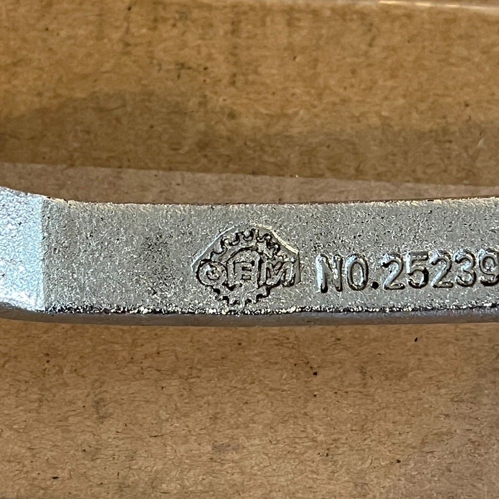 Gem OEM No. 25239 Construction Prying Bar Wavy 8"