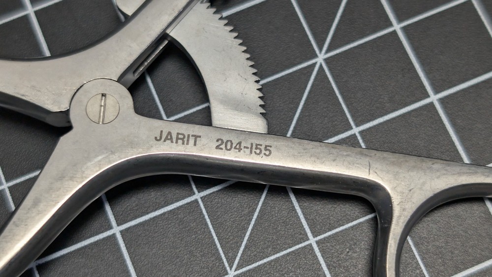 Jarit 204-155 Weitlaner Retractor 3 x 4 Teeth, Sharp, 6-3/8", Matte surgical