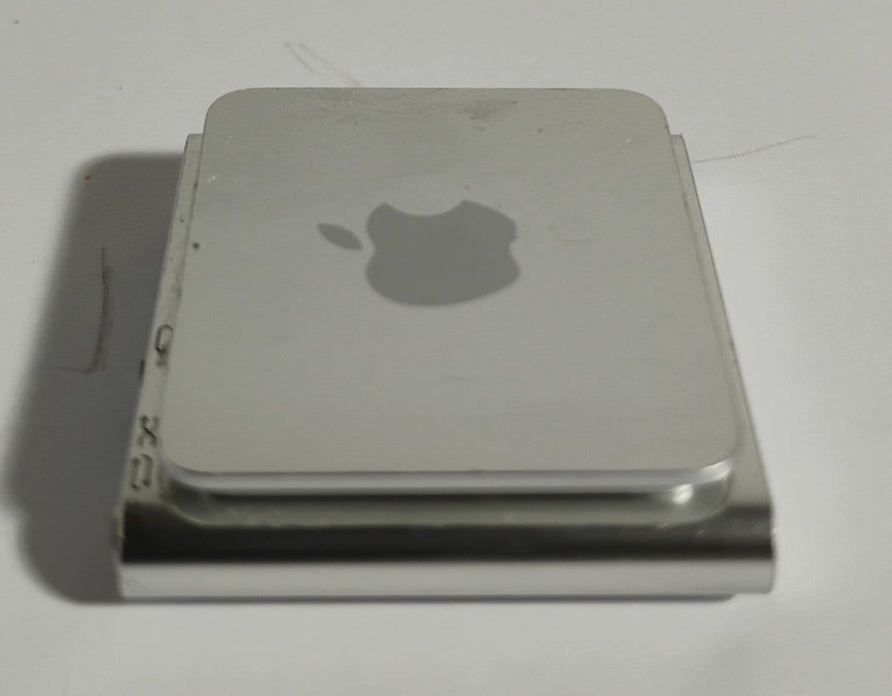 iPod Shuffle Gray 4th Generation Apple With Clip Tested (2 GB)
