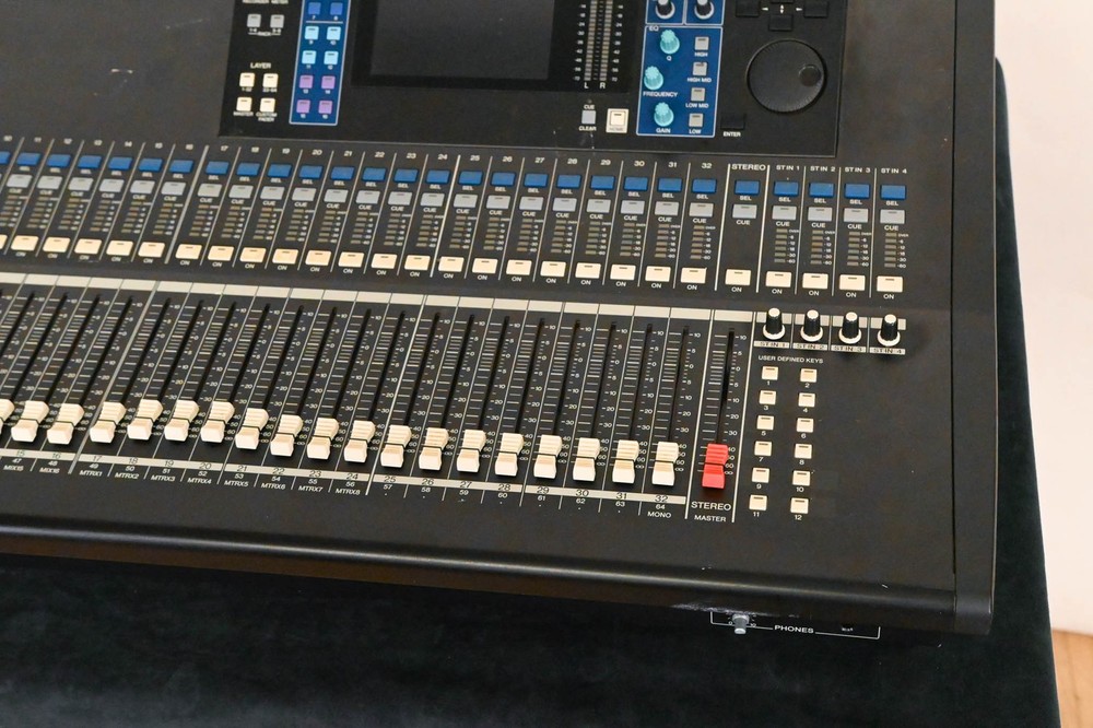 Yamaha LS9-32 32-Input Digital Mixing Console CG01WVS