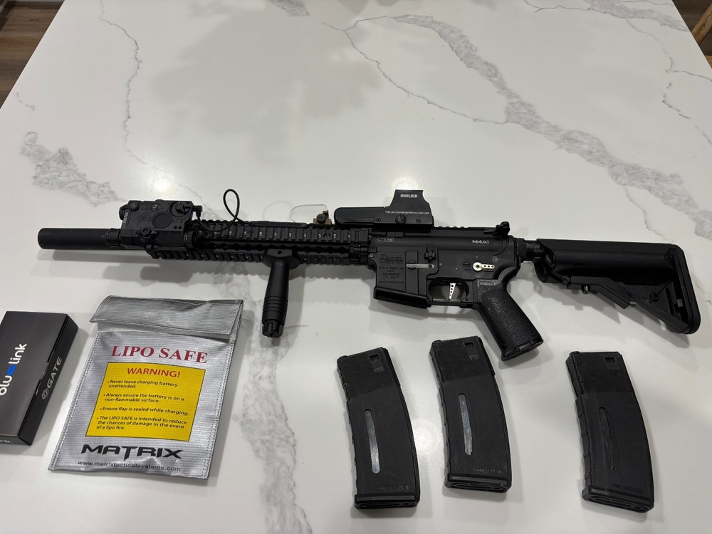 Daniel Defense AEG DDM4A1 Black Airsoft Bundle **READ DESCRIPTION**