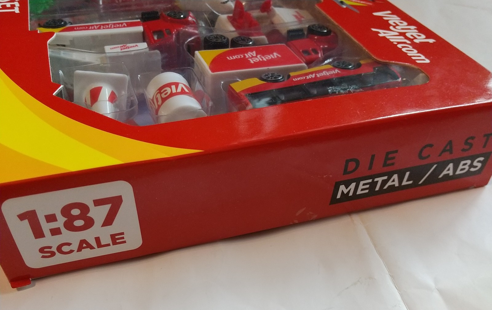 Vietjet Air Diecast Airport Playset Metal 1/87 Model & Plastic Parts *RARE*