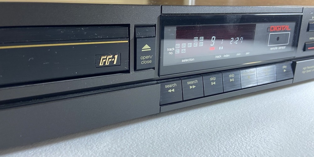 Technics Compact Disc Player SL-P300 1986 GREAT CONDITION No remote