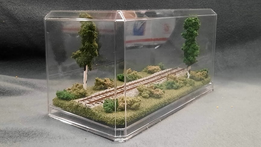 HOn3 SCALE 9" SINGLE TRACK DISPLAY CASE - SUMMER SCENE- FOR ANY HOn3 TRAINS