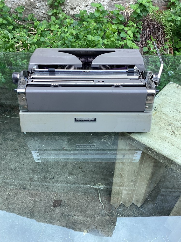 TRIUMPH GABRIELE 35 TYPEWRITER. CURSIVE TYPEFACE. GERMANY 1972