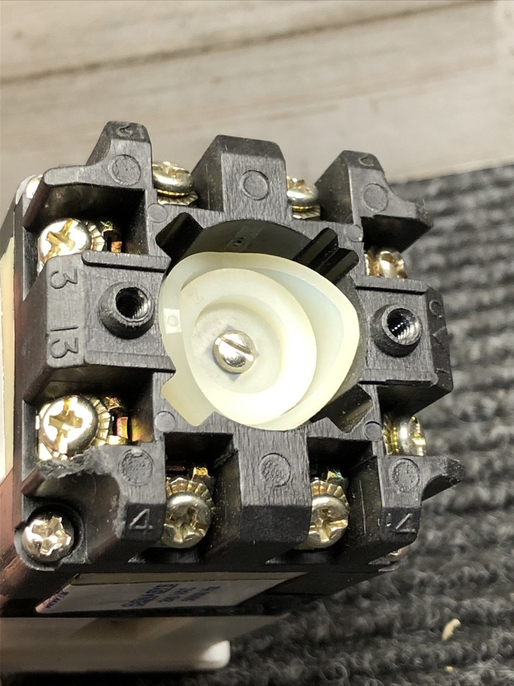NOS Senasys 910AEA521 Operator Selector Switch 240VAC