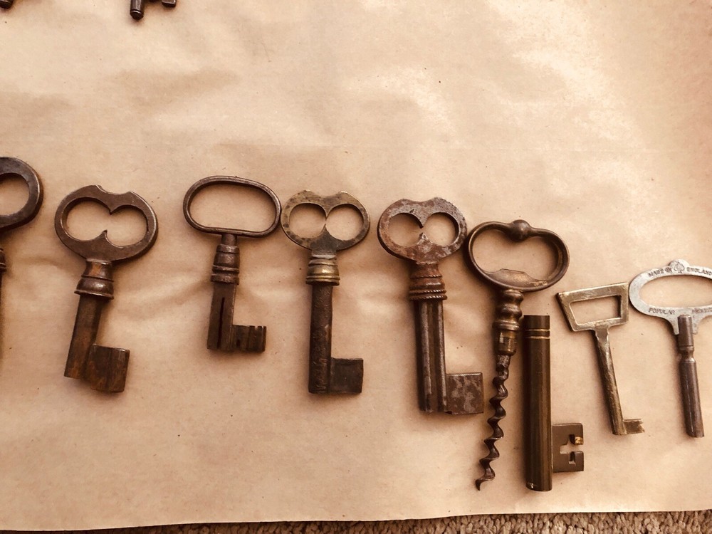 Keys, iron fitting and lock collection.