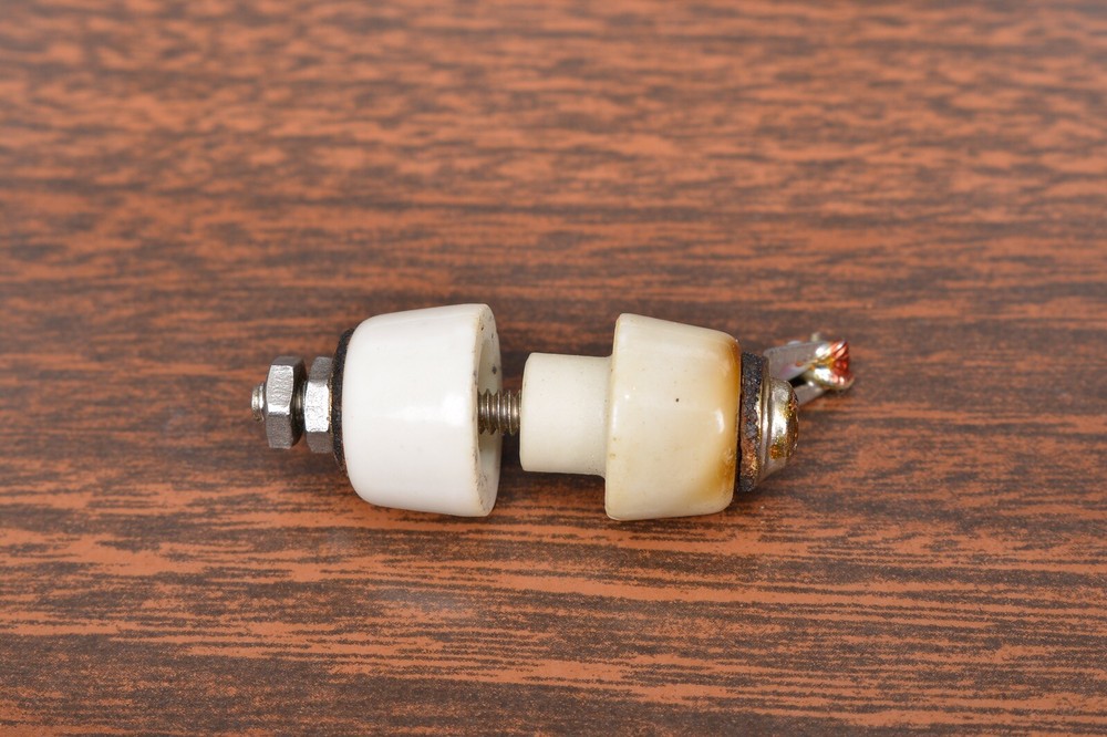 HIGH VOLTAGE CERAMIC FEED THROUGH INSULATOR