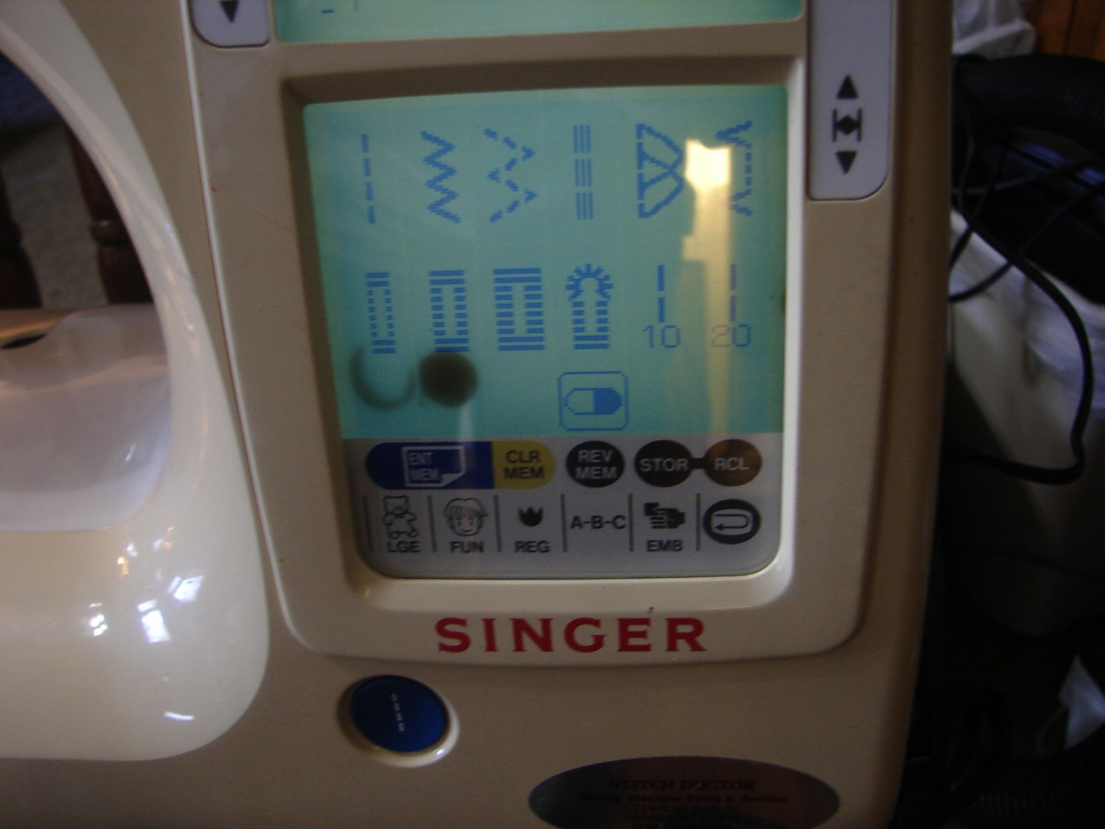 Singer Quantum XL-100 Sewing Machine W/Foot Pedal Power Cord & Accessories