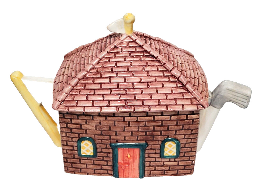 Leonardo "Nineteenth Hole" Decorative Teapot, made in UK