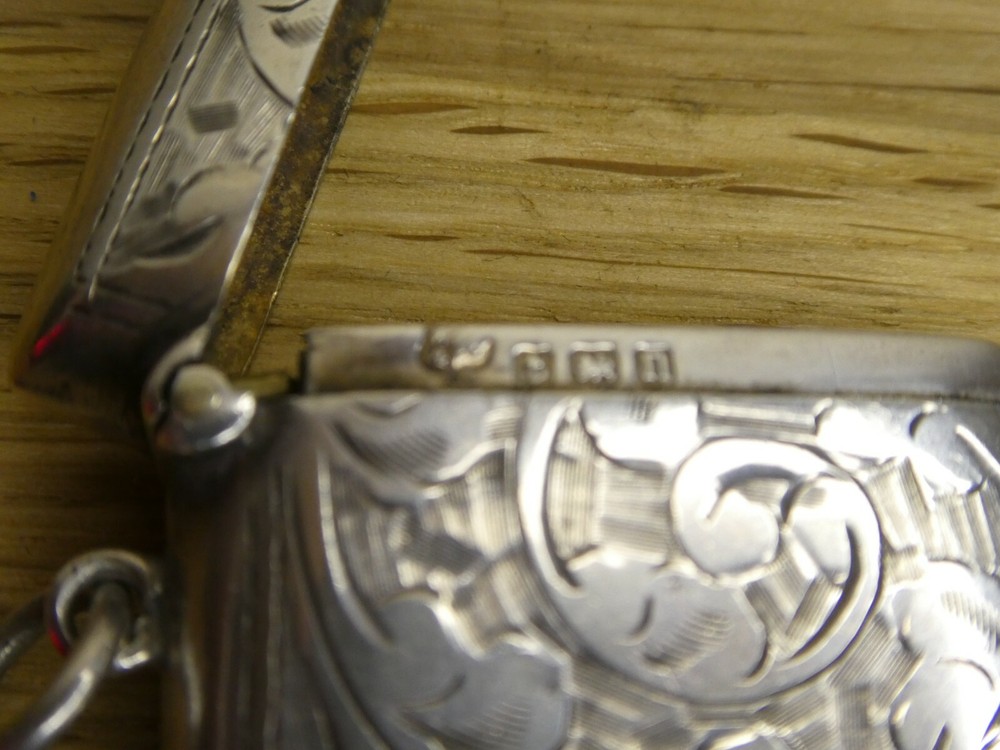 NICE, ENGRAVED ANTIQUE SOLID SILVER VESTA CASE. Birmingham 1912