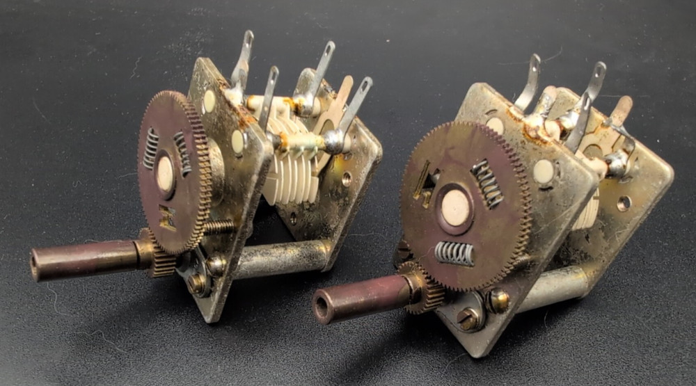 VARIABLE CAPACITOR (Capacitance unknown) (Qty 2)