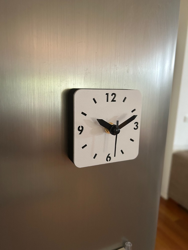 Fridge magnet clock - Robust design - Strong magnets