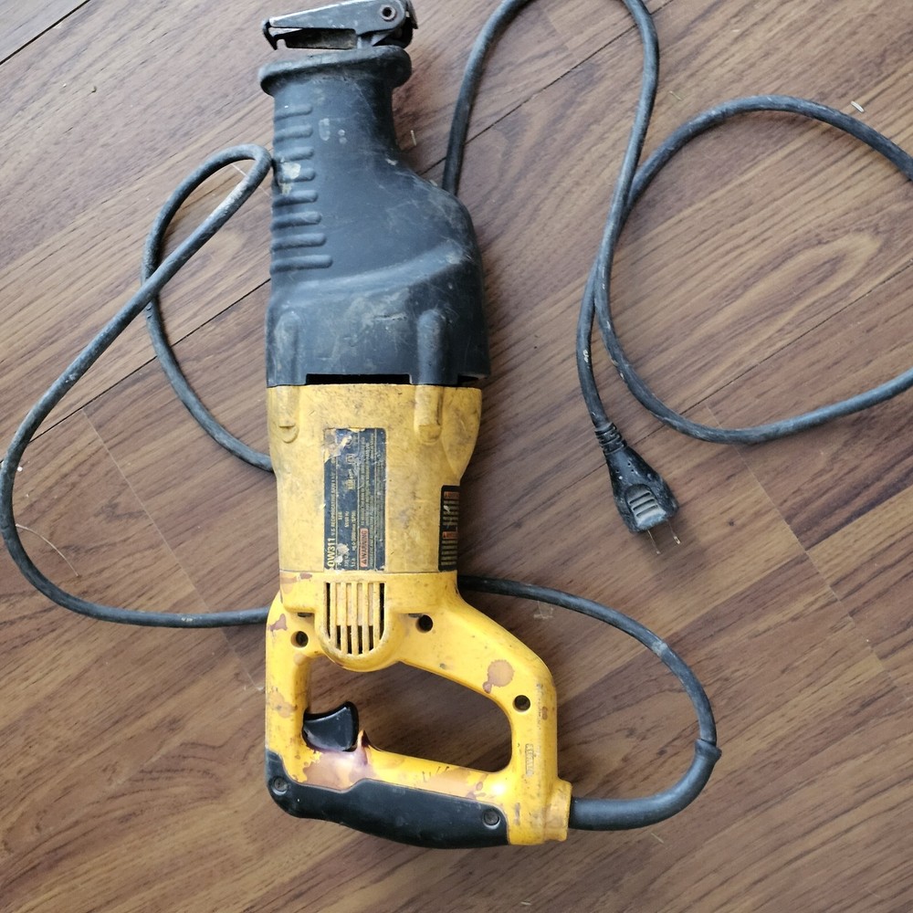 DeWalt DW311 120V Type 2 Variable Speed Reciprocating Saw With Case Tested