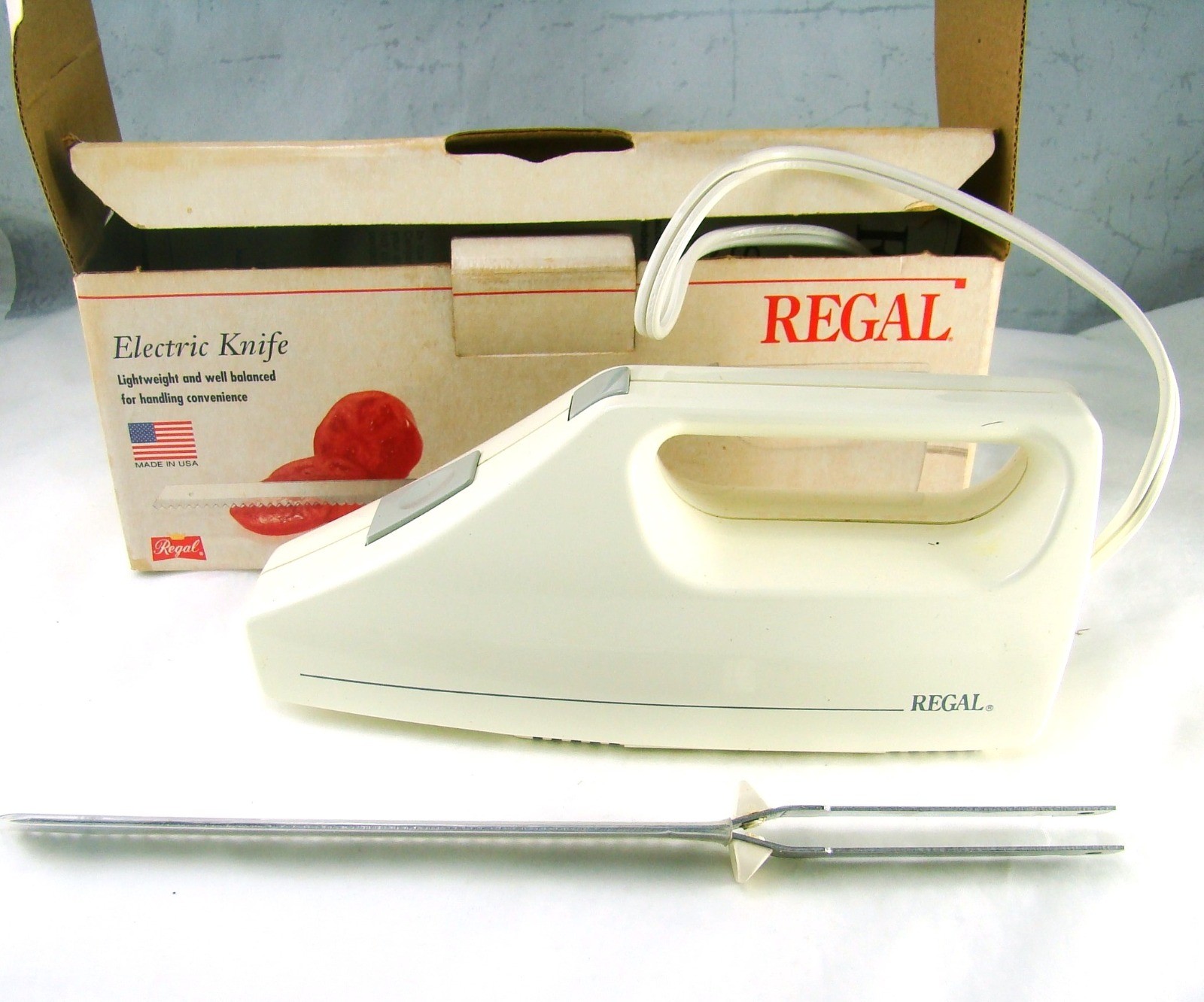 Vintage Regal Electric Knife w 2 blades in Original Box & Papers K382WT AS IS