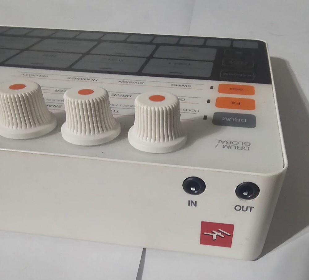 IK Multimedia UNO Drum Analog Drum Machine Groovebox MIDI USB