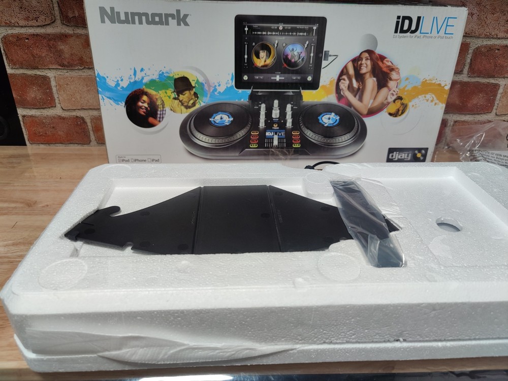 Numark iDJ Live Digital DJ Controller Turntable