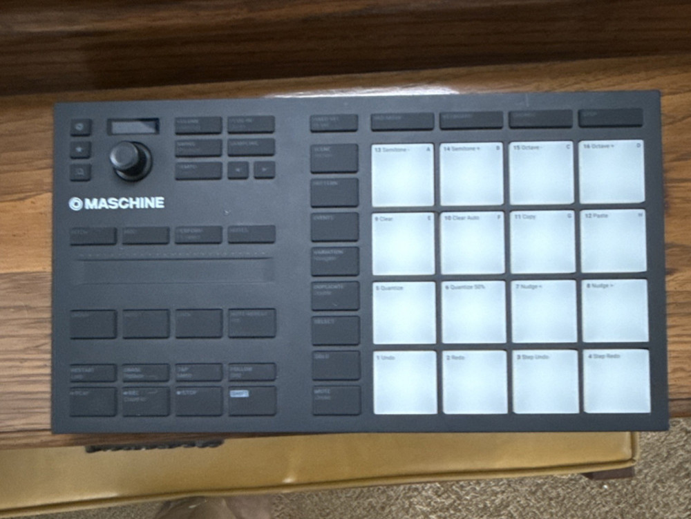 Native Instruments Maschine Mikro MK3 Sampler & Sequencer 16 Pads USB Black