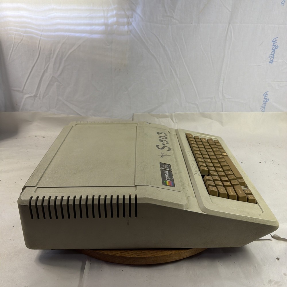 Apple IIe A2S2064 Computer For Parts Only